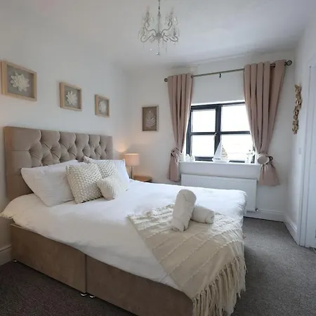 Harbour View - Sleeps 26 Guests ליסקאנור