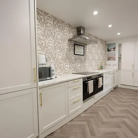 בית נופש Harbour View - Sleeps 26 Guests ליסקאנור