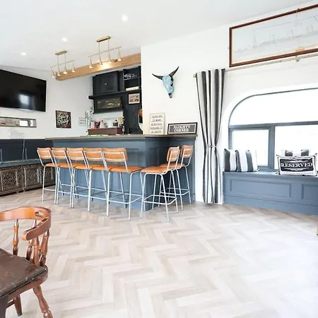 Harbour View - Sleeps 26 Guests ליסקאנור