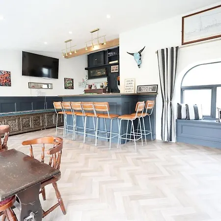 Harbour View - Sleeps 26 Guests *