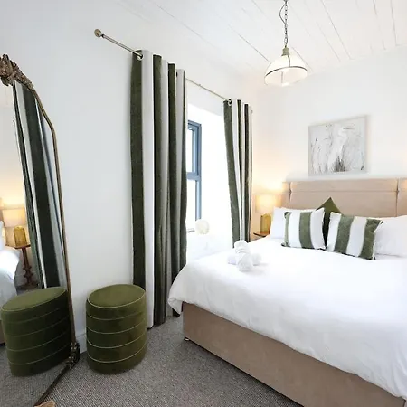 בית נופש Harbour View - Sleeps 26 Guests ליסקאנור