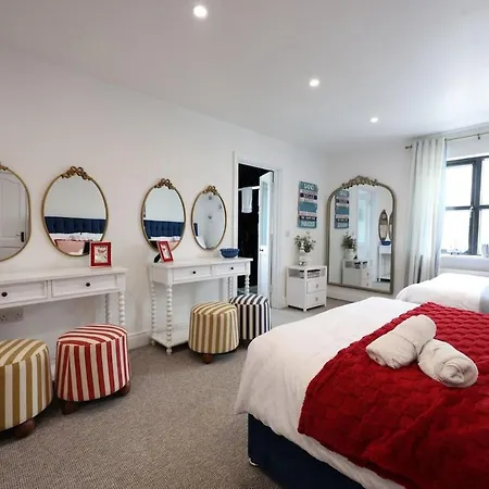 Harbour View - Sleeps 26 Guests *