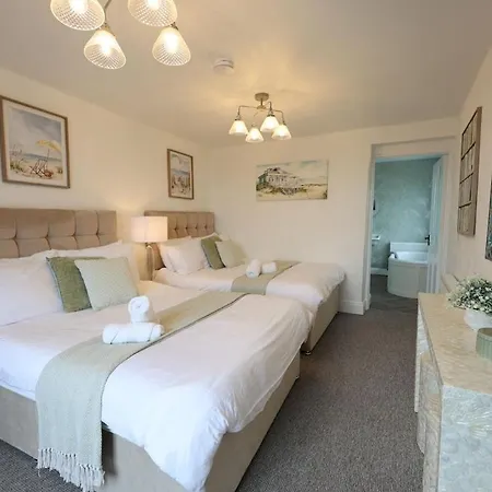 Harbour View - Sleeps 26 Guests *