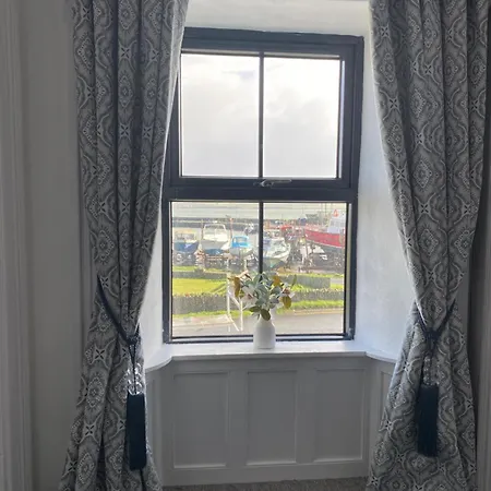 Harbour View - Sleeps 26 Guests ליסקאנור