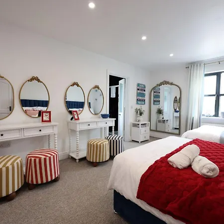 Harbour View - Sleeps 26 Guests *