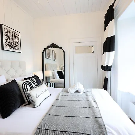 Harbour View - Sleeps 26 Guests * ליסקאנור